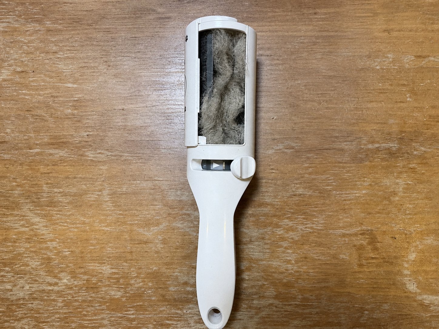 ふたを開けると、内部のダストボックスに2匹分の抜け毛がたまっている猫壱の抜け毛取りワイパー