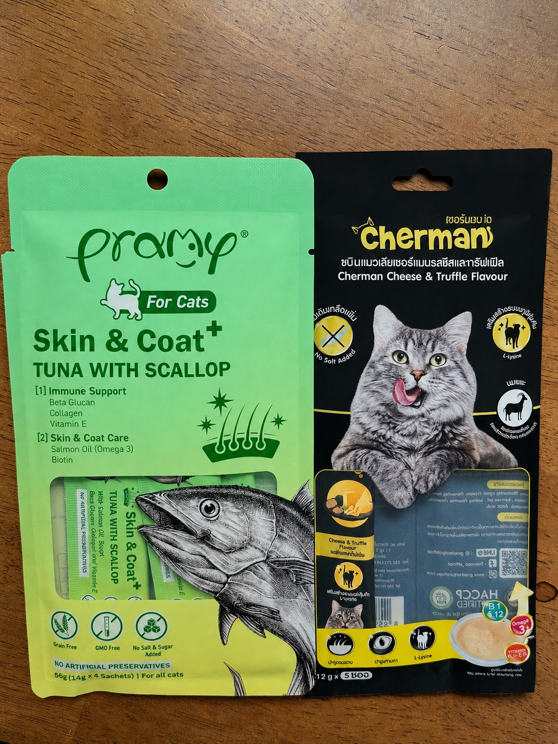 ラオスのスーパーで購入したPramyのツナ&ホタテ味とChermanのチーズ&トリュフ味の猫用ペーストおやつ